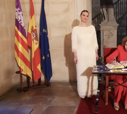Su Majestad la Reina Doña Sofía firma en el libro de honor del Gobierno de las Illes Balears