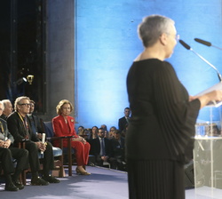 Su Majestad la Reina Doña Sofía durante las palabras de agradecimiento de Bárbara Mestre en representación de los galardonados con los Premios Ramón L