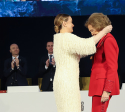 Su Majestad la Reina Doña Sofía recibe la Medalla de Oro de la Comunidad Autónoma de las Illes Balears de manos de la presidenta, Marga Prohens