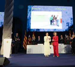 Su Majestad la Reina Doña Sofía recibe un caluroso aplauso tras recibir la Medalla de Oro de la Comunidad Autónoma de las Illes Balears 