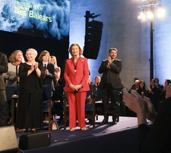 Su Majestad la Reina Doña Sofía recibe una gran ovación tras recibir la Medalla de Oro de la Comunidad Autónoma de las Illes Balears 