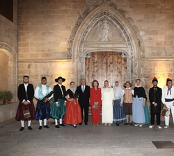 Fotografía de grupo de Su Majestad la Reina Doña Sofía con grupos de bailadores con representación de las cuatro Islas