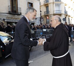 A su llegada, Su Majestad el Rey es recibido por el ministro proviencial de la Comunidad de Padres Capuchinos, Padre Carlos Coca