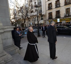 Su Majestad el Rey recibe una calurosa bienvenida por parte del público