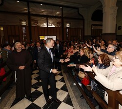 Su Majestad el Rey recibe el saludo del público que se encuentra dentro de la Basílica