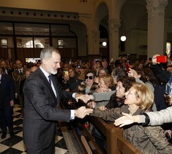 Don Felipe saluda al público congregado en la Basílica