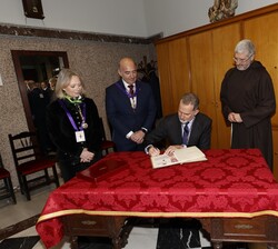 Su Majestad el Rey firma en el Libro de Honor