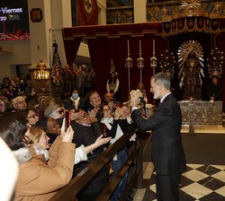 Su Majestad el Rey se despide del público presente en la Basílica