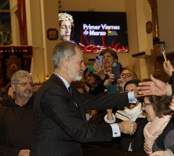 Don Felipe recibe el saludo del público congregado en el Basílica