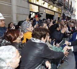A su salida, Su Majestad el Rey recibe el afectuoso saludo de los asistentes al Besapié a la imagen de Nuestro Padre Jesús Nazareno, "Cristo de M