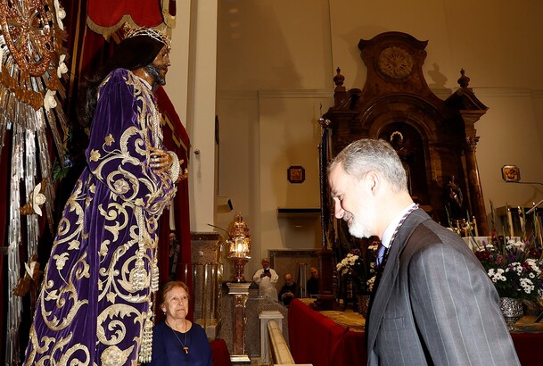 Su Majestad el Rey ante la imagen de nuestro padre Jesús Nazareno "Cristo de Medinaceli"