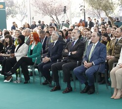 El Rey en la carpa donde se encuentra el salón de actos y en la primera fila de asientos