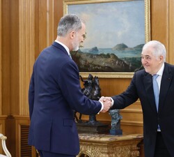 El Rey recibe el saludo del presidente del Tribunal Constitucional, Cándido Conde-Pumpido Tourón
