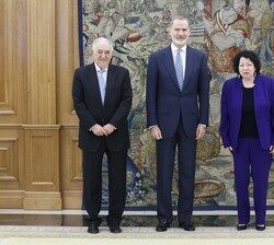 Su Majestad el Rey junto a la jueza del Tribunal Supremo de los Estados Unidos de América, Sonia Sotomayor, y presidente del Tribunal Constitucional, 