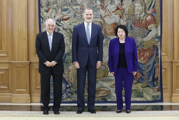 Su Majestad el Rey junto a la jueza del Tribunal Supremo de los Estados Unidos de América, Sonia Sotomayor, y presidente del Tribunal Constitucional, 