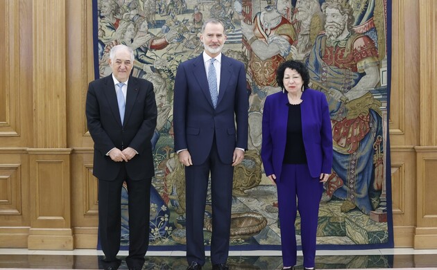 Su Majestad el Rey junto a la jueza del Tribunal Supremo de los Estados Unidos de América, Sonia Sotomayor, y presidente del Tribunal Constitucional, 