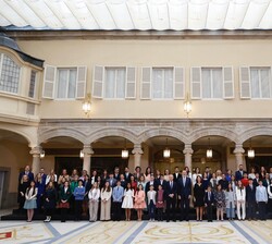 Su Majestad el Rey junto a los alumnos y profesores asistentes a la audiencia