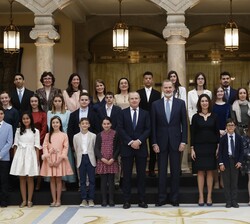Fotografía de grupo de Su Majestad el Rey junto a alumnos y profesores asistentes a la audiencia