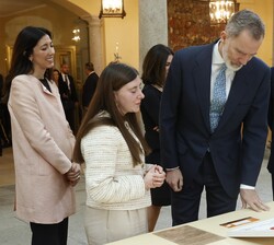 Su Majestad el Rey observa el trabajo de la niña Mercedes Dolores Lucena Ortega, del Colegio El Encinar (2º de E.S.O.) de Córdoba (Edición 41)