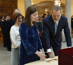 Su Majestad el Rey observa el trabajo de la niña Inés Blanco López, de 6º de Primaria del Colegio Buenavista de Oviedo (Edición 41)
