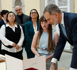 Don Felipe observa el trabajo de la niña Valeria González Fente, de 1º de E.S.O del Colegio Inmaculada Concepción de Gijón (Edición 42)