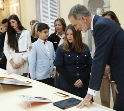 Don Felipe observa el trabajo de la niña Alicia Úrsula Duque Ojeda, de 1º de E.S.O. del Colegio Hispano-Inglés de Santa Cruz de Tenerife (Edición 41)