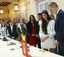 Su Majestad el Rey observa el trabajo de la niña Jana Santos Carballido, de 2º de E.S.O. del Colegio Sagrada Familia de Herrera de Camargo (Edición 41