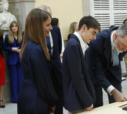 Su Majestad el Rey observa el trabajo del niño Mario Verbo Quijorna, del Centro de Educación Especial María Auxiliadora de Campo de Criptana (Ciudad R