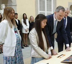 Don Felipe observa el trabajo de la niña Naiara Moreno Ortega, de 4º de Primaria del Colegio Santo Domingo de Guzmán de Palencia (Edición 41)