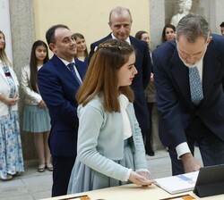 El Rey observa el trabajo de la niña Alba Sánchez Fernández, de 5º de Primaria del Colegio Diocesano Asunción de Nuestra Señora de Ávila (Edición 42)