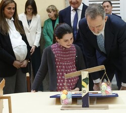 Don Felipe observa el trabajo de la niña Clara Fàbrega i Mallorquí, de 3º de Primaria del Col-legi La Val de Sant Quirze del Vallès (Barcelona) (Edici