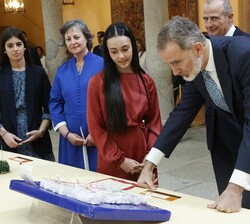 Don Felipe observa el trabajo de la niña Paula Resa Ruiz, de 1º de E.S.O. del Colegio Escolapias – Paula Montal Ikastetxea de Vitoria-Gasteiz (E