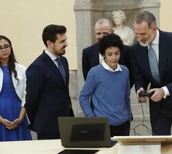 Don Felipe observa y prueba el trabajo del niño Río Martínez Bohórquez, de 5º de Primaria del Colegio Antamira de Paracuellos del Jarama (Edición 41)