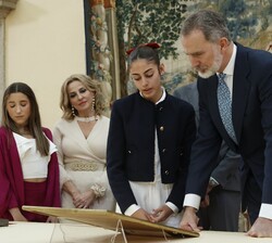 Don Felipe observa el trabajo de la niña Alejandra Domínguez Ruiz, de 2º de E.S.O. del I.E.S. Juan Antonio Fernández de Melilla (Edición 42)