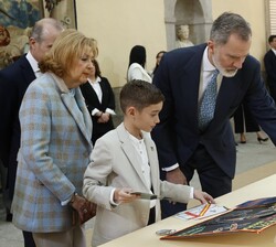 Su Majestad el Rey observa el trabajo del niño Miguel Zapata Jiménez, de 3º de Primaria del Colegio San Pedro Apóstol de San Pedro del Pinatar (Edició