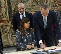 Don Felipe observa el trabajo de la niña Candela Yanguas Ayala, de 3º de Primaria Colegio Público Juan de Palafox de Fitero (Edición 41)