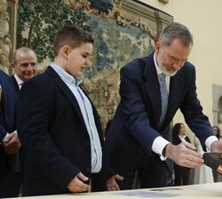 El Rey observa el trabajo del niño Santiago Arellano Mesa, de 5º de Primaria del Colegio La Anunciata FESD de Tudela (Edición 42)
