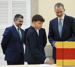 Su Majestad el Rey observa el trabajo del niño Mateo Martínez Hernández, de 1º de E.S.O. del Colegio Alcaste – Las Fuentes de Nalda (Edición 41)