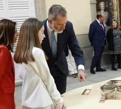 Don Felipe observa el trabajo de la niña Alba Sainz Santolalla, de 6º de Primaria Colegio La Milagrosa de Calahorra (Edición 42)