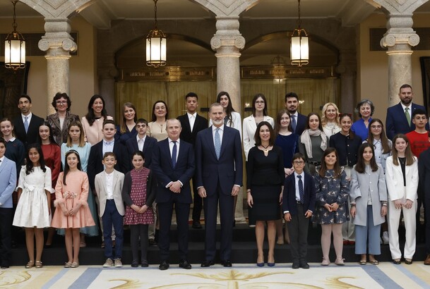 Fotografía de grupo de Su Majestad el Rey junto a alumnos y profesores asistentes a la audiencia