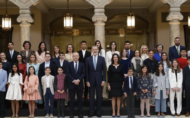 Fotografía de grupo de Su Majestad el Rey junto a alumnos y profesores asistentes a la audiencia