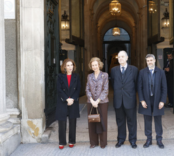 Su Majestad la Reina Doña Sofía junto a las autoridades asistentes en la Real Academia de Bellas Artes de San Fernando