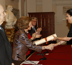 Su Majestad la Reina Doña Sofía entrega el Premio Iberoamericano de Mecenazgo en la categoría latinoamericana a María Amalia León