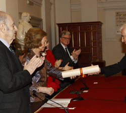 Su Majestad la Reina Doña Sofía entrega el Premio Iberoamericano de Mecenazgo en la categoría internacional a Daniel Buren