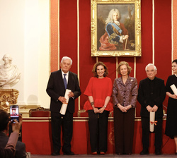 Doña Sofía con los premiados y la presidenta de la Fundación Callia