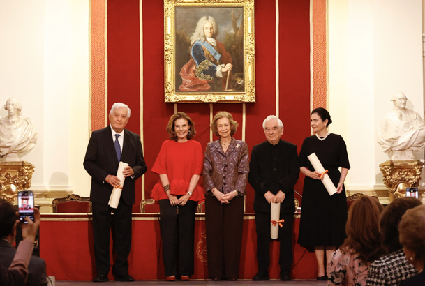 Doña Sofía con los premiados y la presidenta de la Fundación Callia