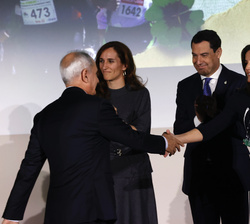 La Reina entrega el Premio FEDER 25 aniversario en reconocimiento al movimiento asociativo por su capacidad para transformar la sociedad a Moisés Abas