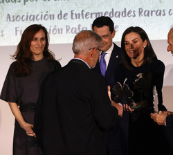 La Reina entrega el Premio FEDER 25 aniversario en reconocimiento al movimiento asociativo por su capacidad para transformar la sociedad a Francesc Va