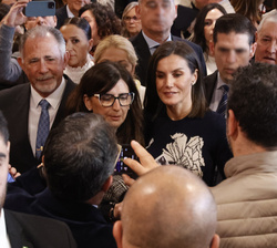 Su Majestad la Reina conversa con pacientes y familiares de FEDER
