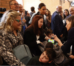 Su Majestad la Reina conversa con pacientes y familiares de FEDER